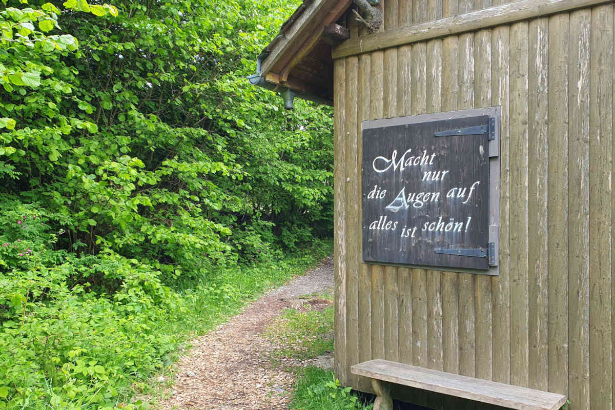 Schild mit Aufschrift "Alles ist schön"
