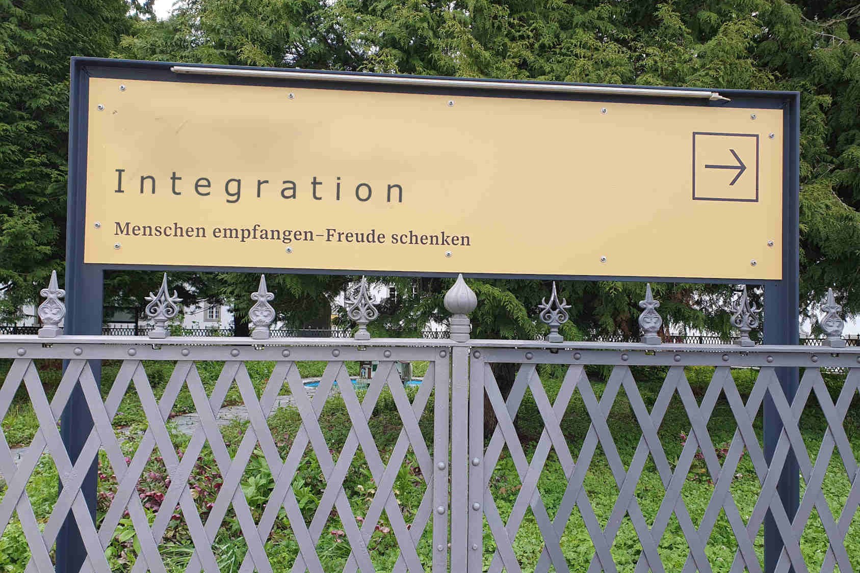 Schild mit Aufschrift "Integration - Menschen empfangen, Freude schenken"